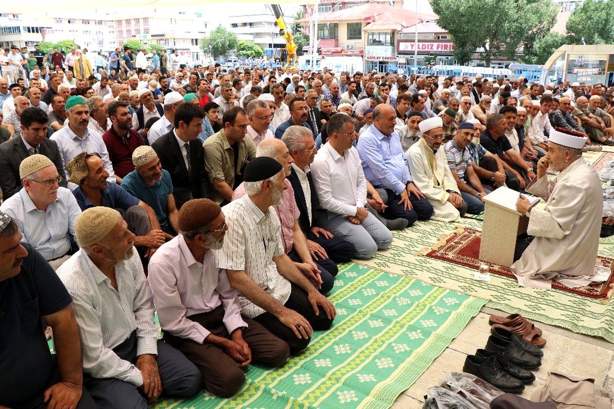 Erzincanlılar cuma namazını meydanda kıldı