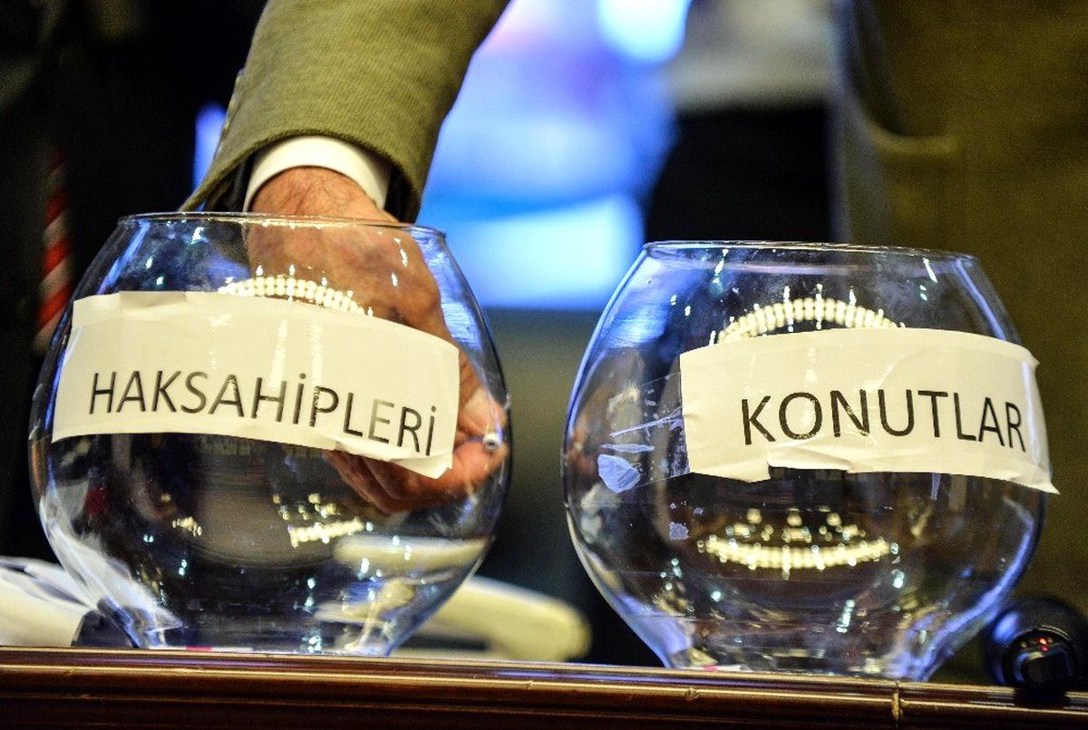 Etimesgut İstasyon Caddesi\'ndeki kamulaştırma sonrası hak sahiplerinin daireleri kura töreniyle...