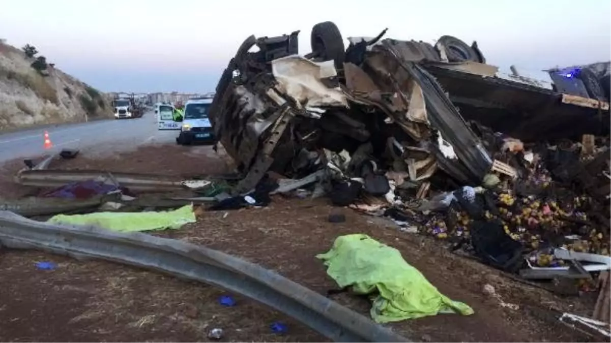 Gaziantep\'te limon yüklü TIR devrildi: 3 ölü