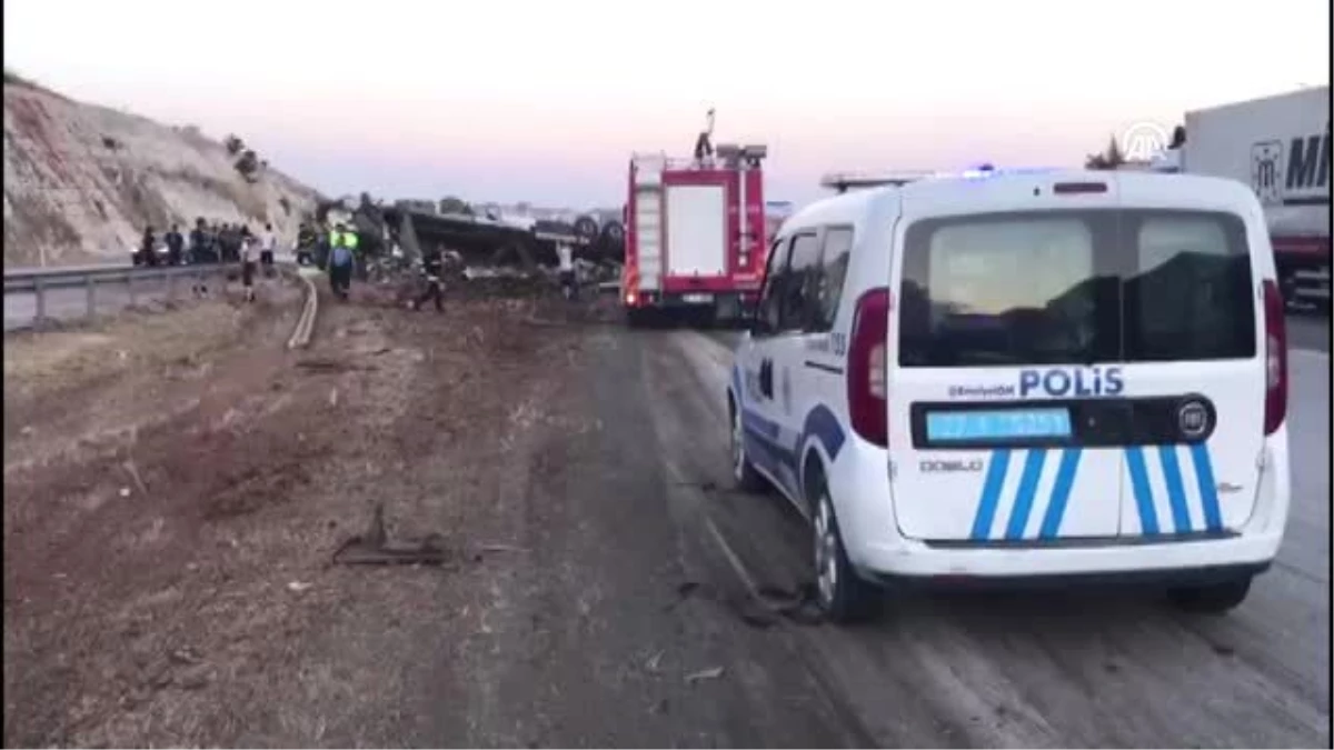 Gaziantep\'te tır devrildi: 3 ölü