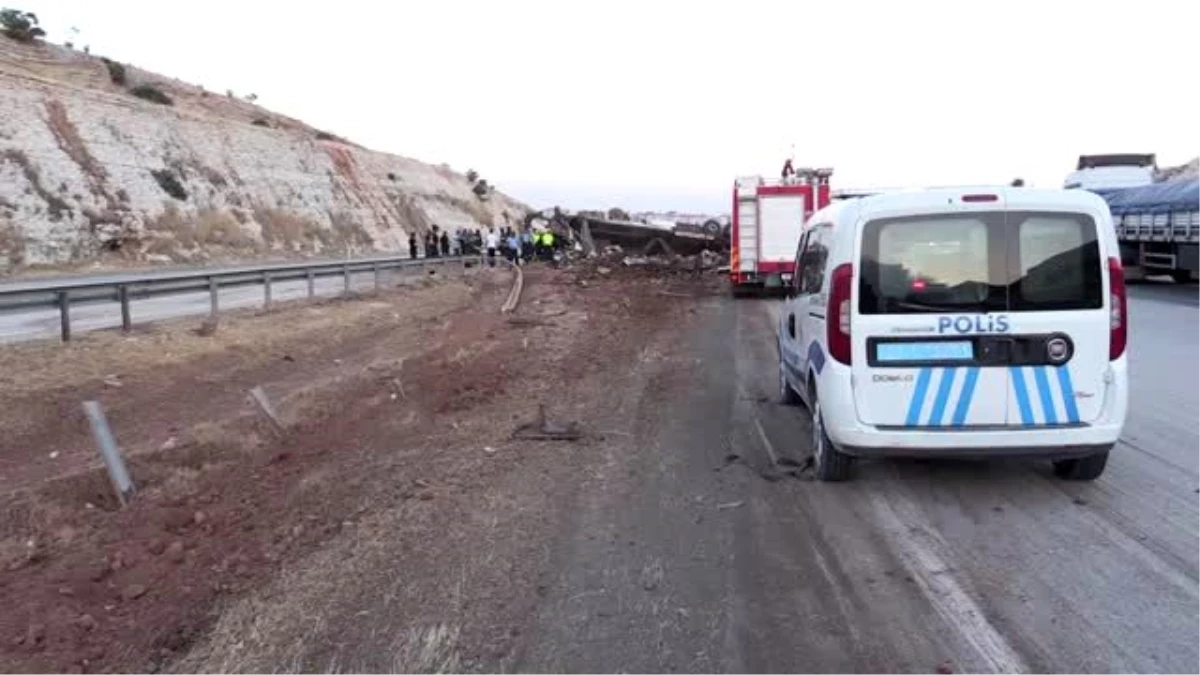 Gaziantep\'te tır devrildi: 3 ölü (2)