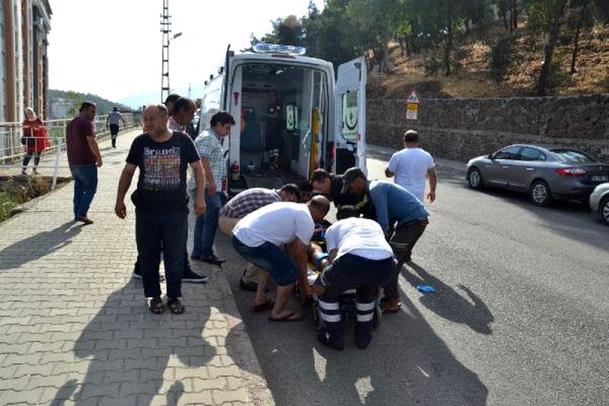 Hatalı sollama yapan otomobilden kaçan kamyonet, apartman boşluğuna düştü