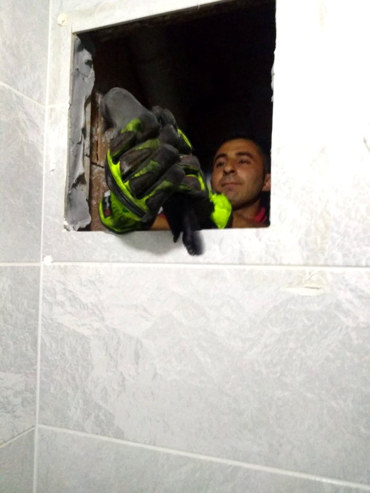 Havalandırma boşluğuna düşen kargayı itfaiye kurtardı