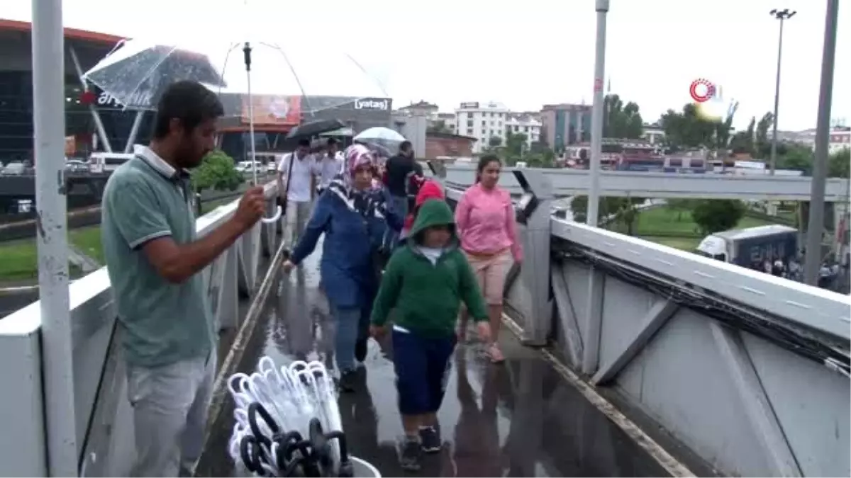 İstanbul\'da vatandaşlar sağanak yağmura uyandı