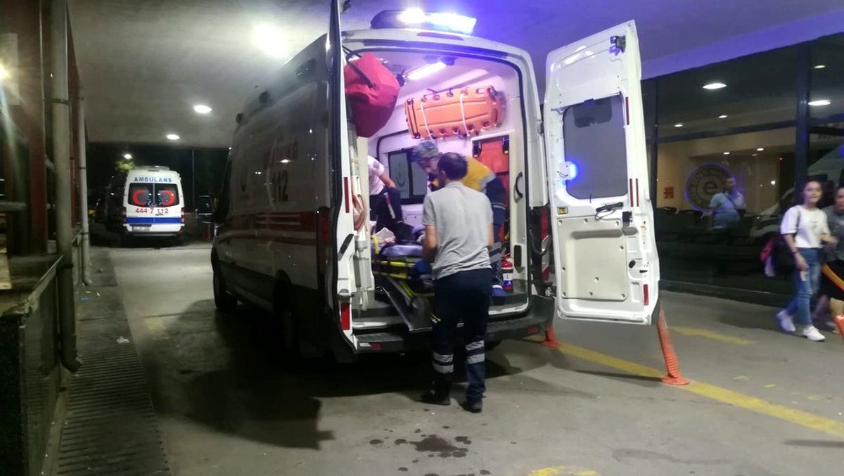 İzmir\'de döner bıçaklı kavga: 3 yaralı
