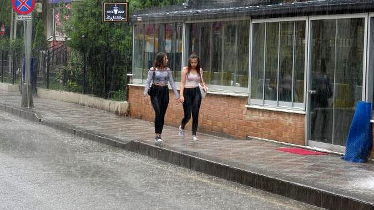 İzmit\'te sağanak; yollar göle döndü
