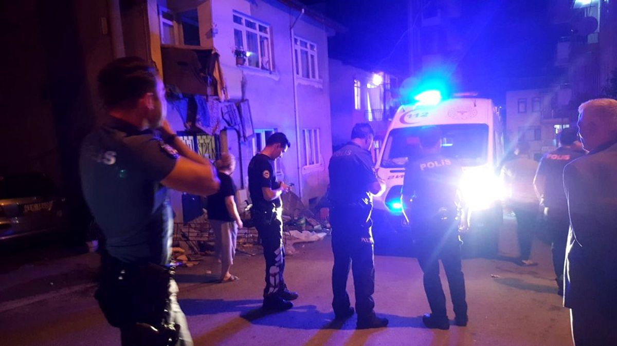Karamürsel\'de balkon çöktü: 1 yaralı