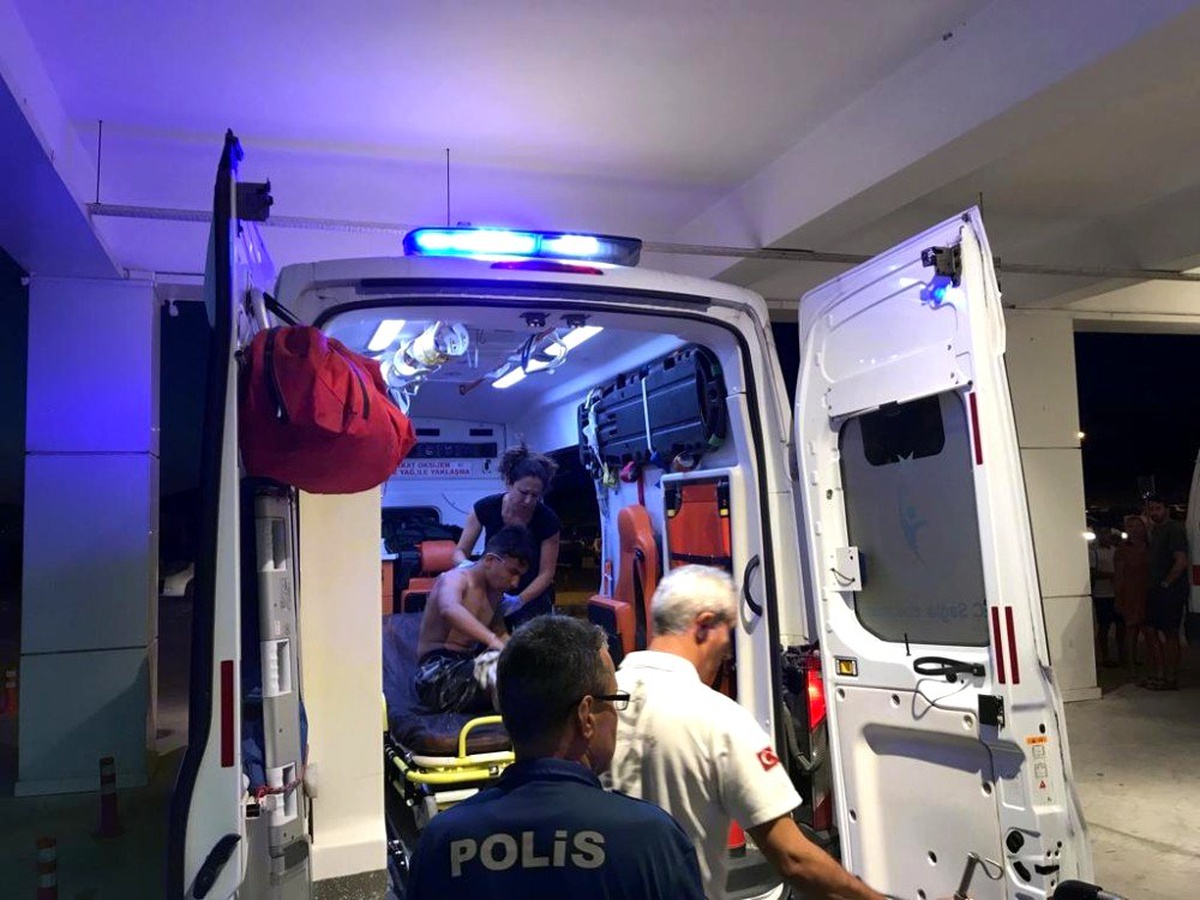 Kuşadası\'nda boğulma tehlikesi geçiren iki genci kurtarmak için herkes seferber oldu