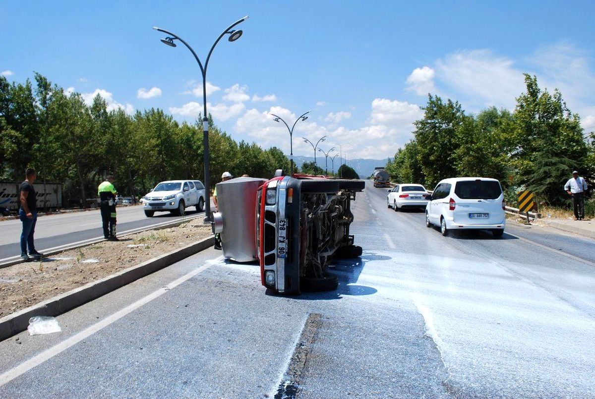 Manisa\'da kamyonet devrildi, 2 ton süt yola döküldü