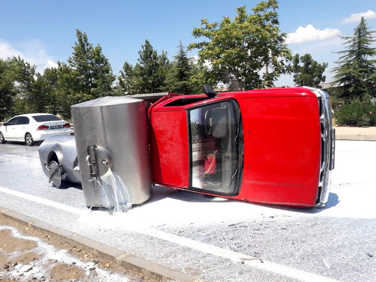 Manisa\'da kamyonet devrildi, 2 ton süt yola döküldü