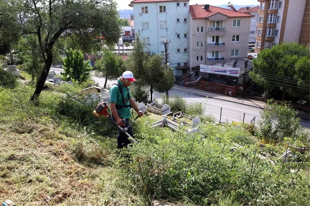 Mezarlıklarda temizlik çalışması