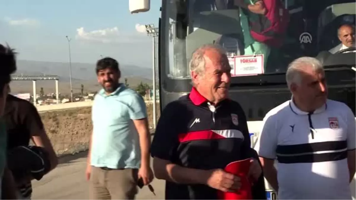 Mustafa Denizli, yeni takımıyla ilk antrenmanına çıktı