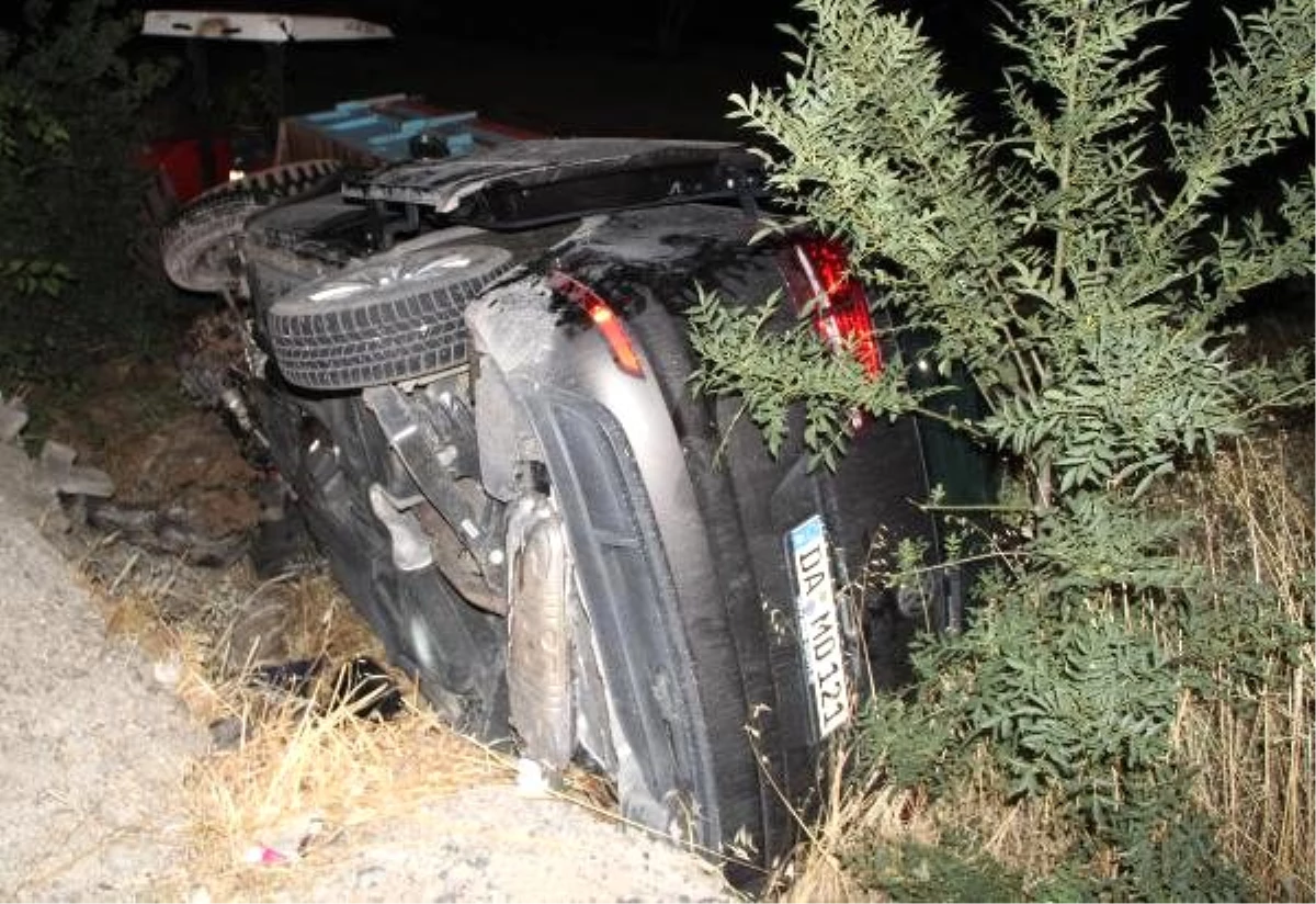 Otomobil, buğday yüklü traktöre çarptı: 4 yaralı