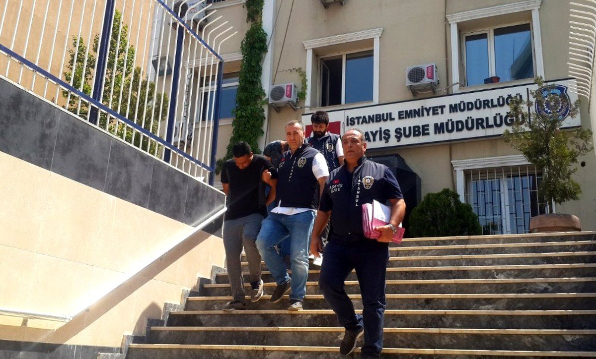 Otomobilin camından sarktı, çantayı böyle alıp kaçtı