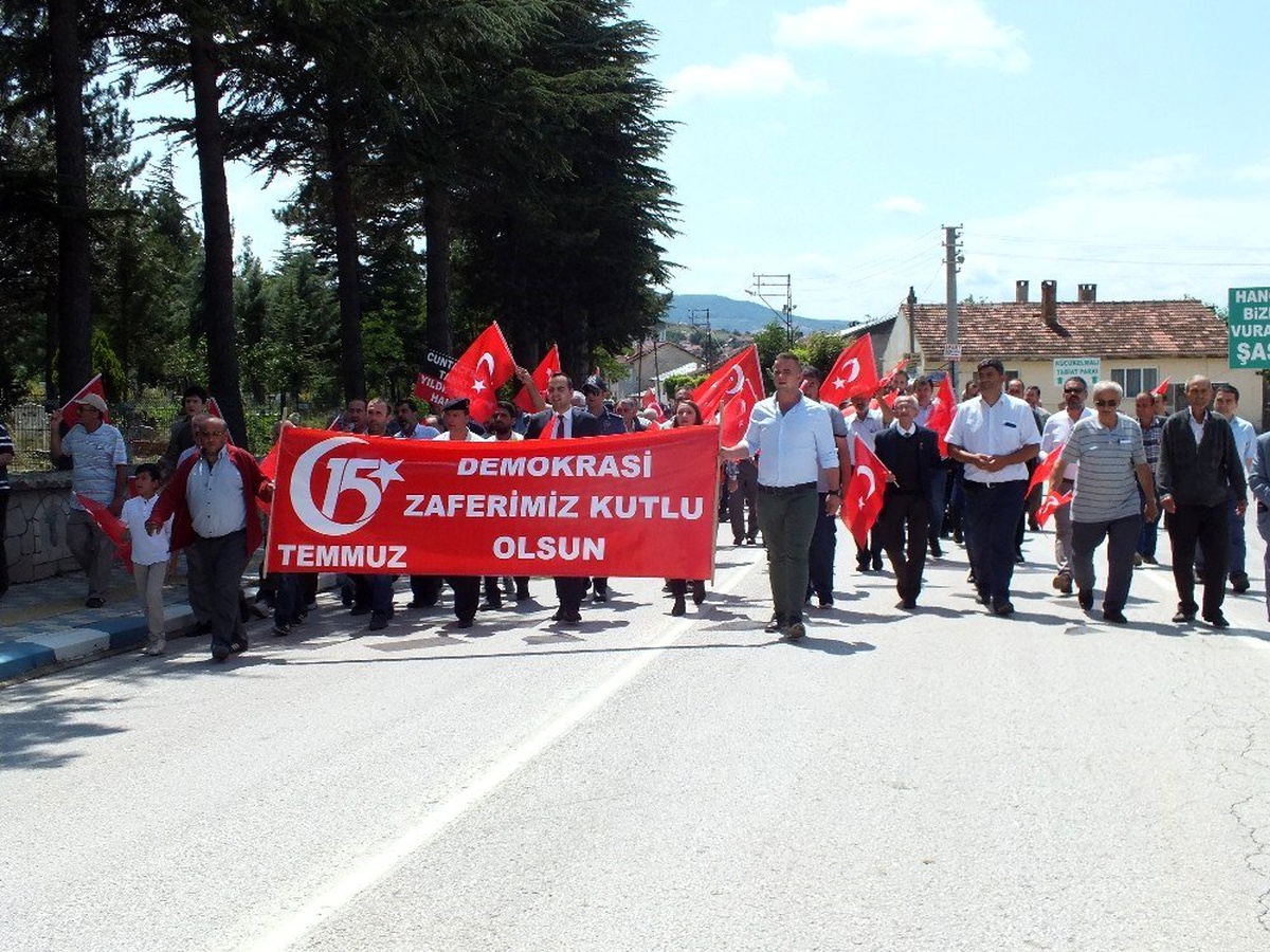 Pazaryeri\'nde "15 Temmuz Milli Birlik ve Demokrasi Günü" yürüyüşü
