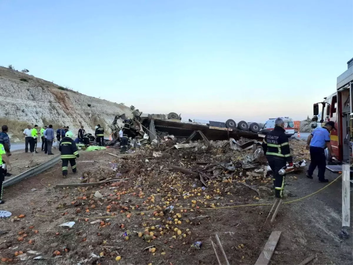 Sebze yüklü tir otobanı savaş alanına çevirdi: 3 ölü