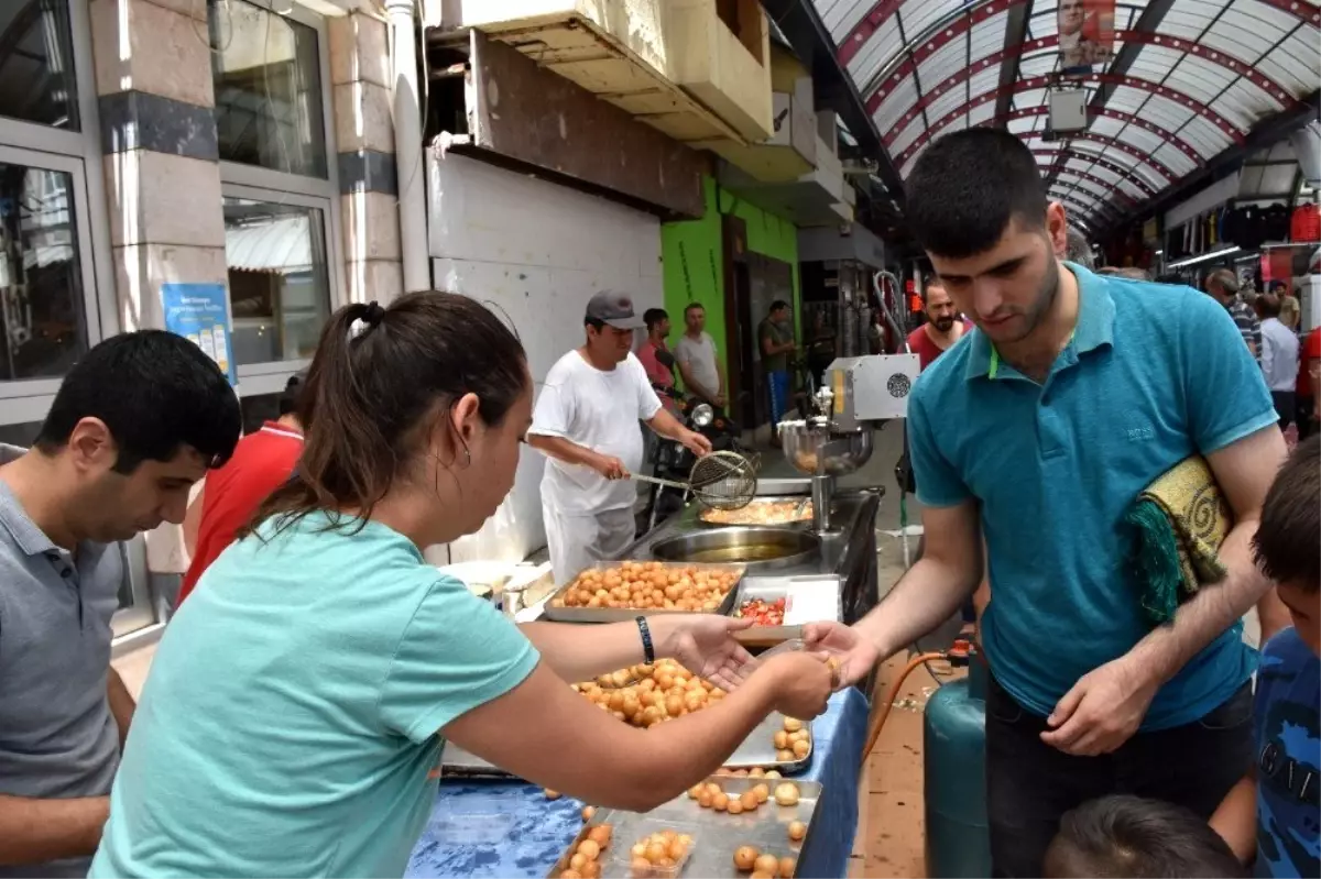 Şehit babası oğlu için lokma döktürdü