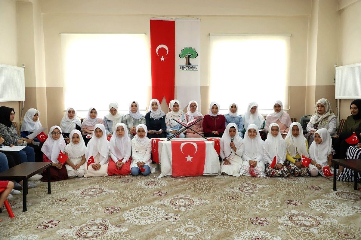 Şehitkamilli çocuklar 15 Temmuz şehitlerini andı