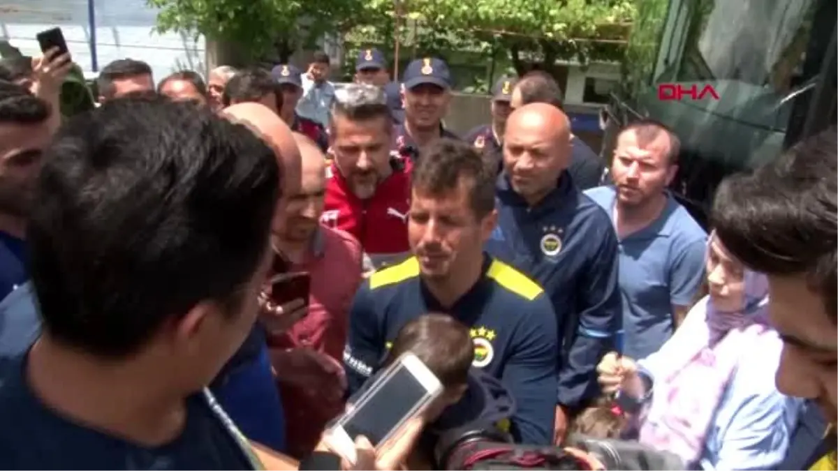 SPOR Fenerbahçeli taraftarlardan Emre Belözoğlu\'na yoğun ilgi