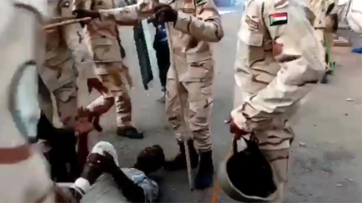 Sudan\'da katliam: \'Göstericilere müdahale emri Askeri Konsey\'den geldi, saldırı önceden planlandı\'