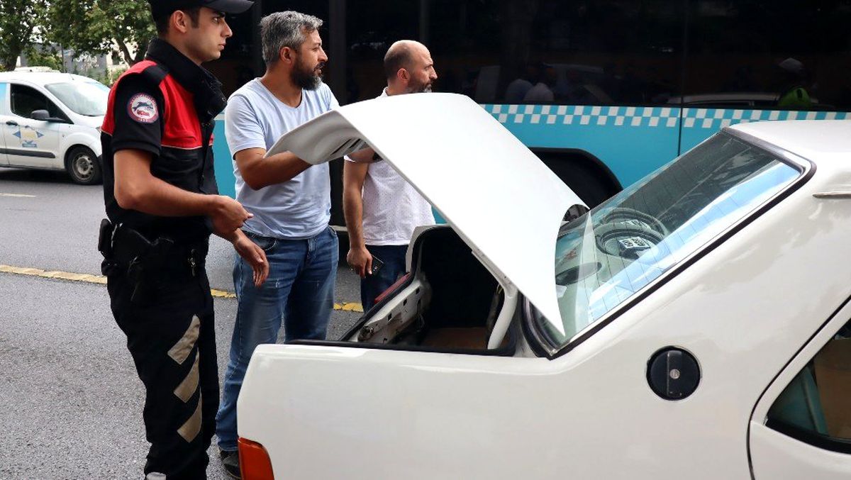 Taksim\'deki uygulamada \'Şans\' isimli narkotik köpeğiyle araçlar didik didik arandı