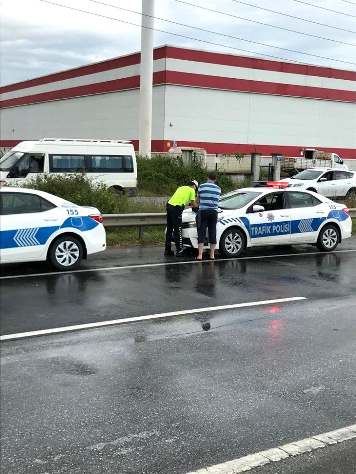 Tır dorsesi yan yattı D-100 ulaşıma kapandı