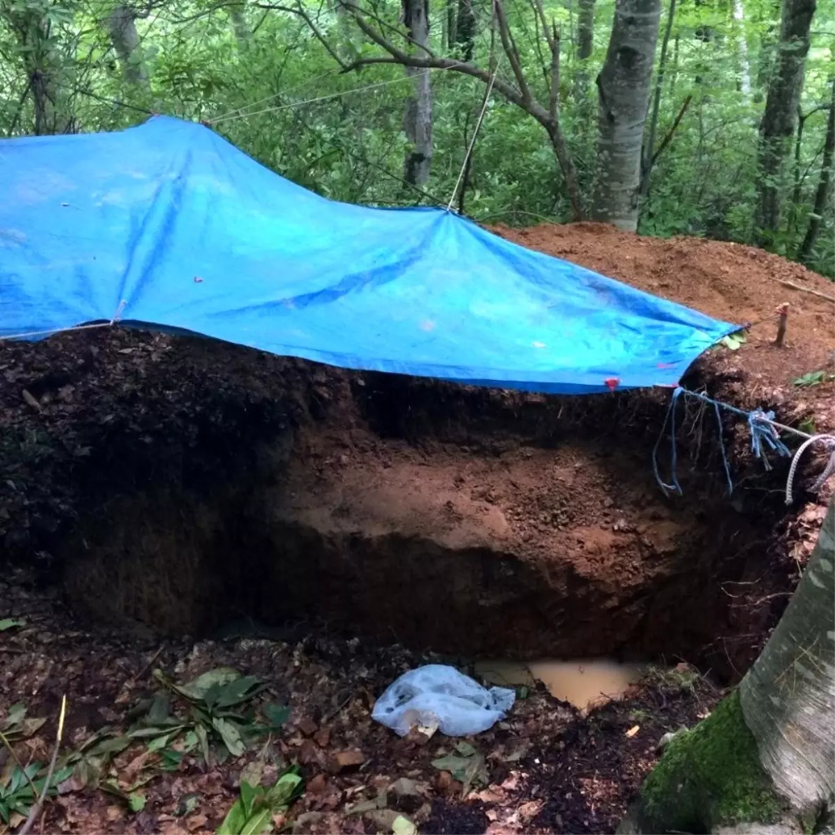 Zonguldak\'da definecilerin kazısından 1500 yıllık mezar çıktı