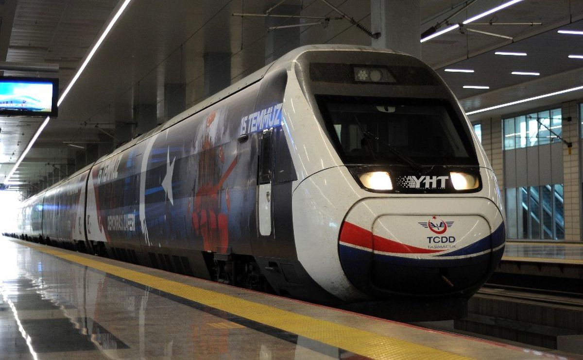 15 Temmuz görseliyle süslenen Yüksek Hızlı Tren Ankara\'dan İstanbul\'a hareket etti