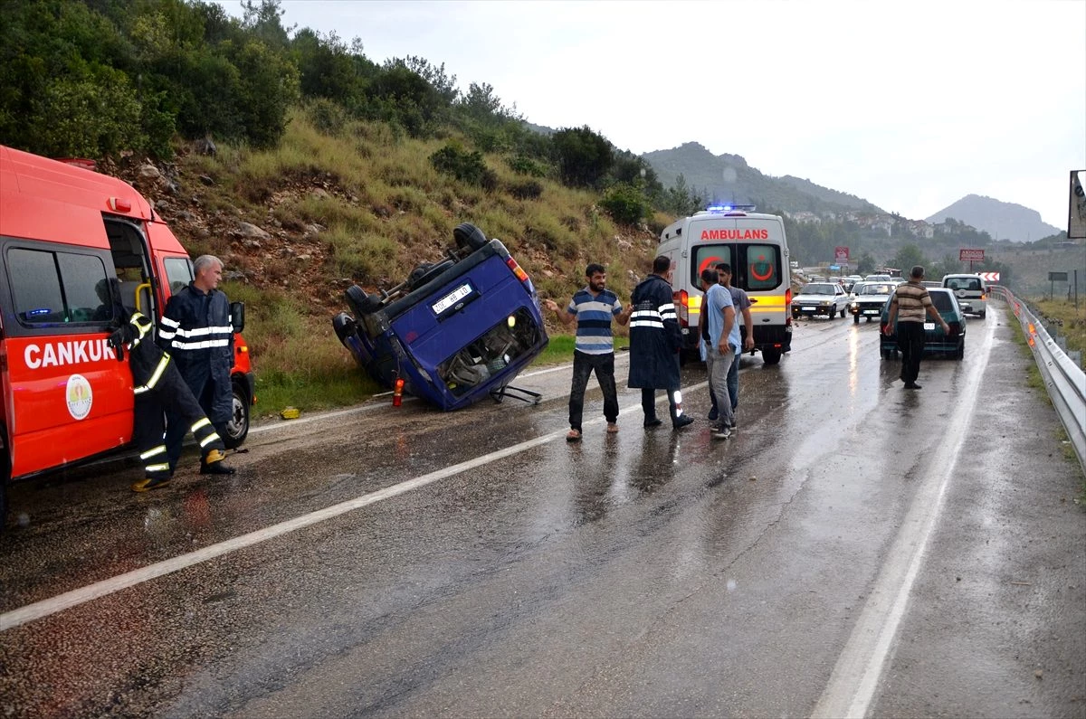 Adana\'da minibüs devrildi: 6 yaralı