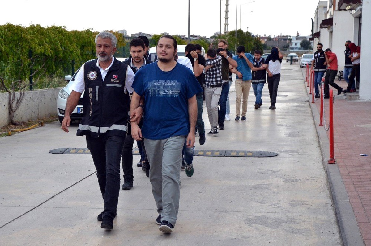Adana merkezli FETÖ operasyonunda yakalanan polisler adliyeye sevk edildi