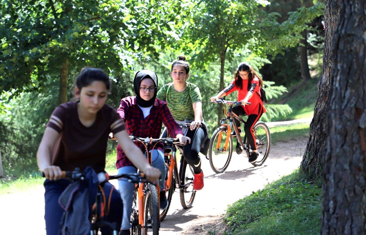 Akademi Liseliler, sağlık için pedal çeviriyor