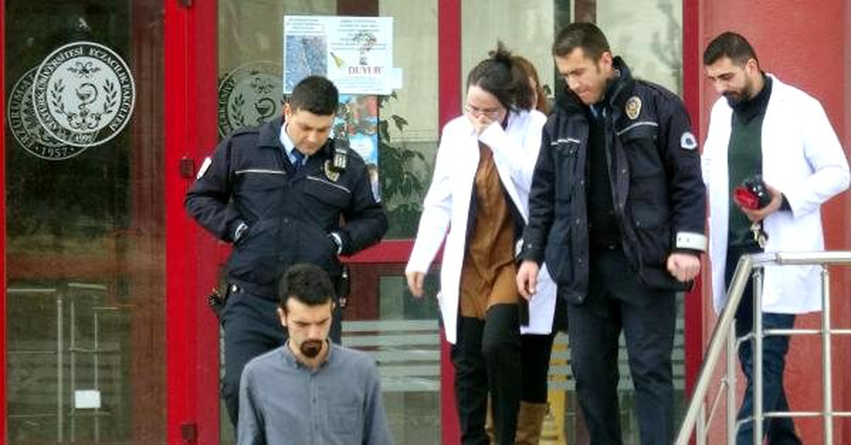 Akademisyenler arasındaki tartışmada profesöre ceza