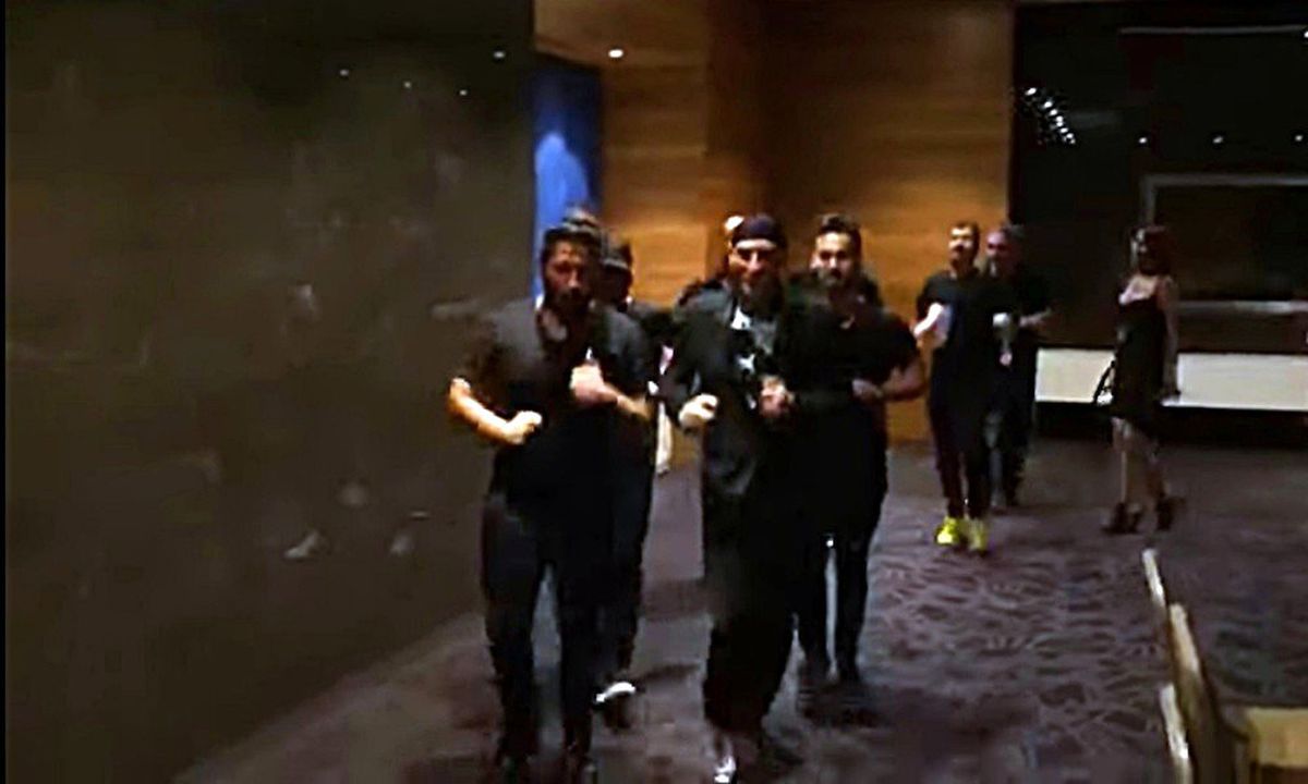 Altay\'ın uçağı rötar yapınca ekip havalimanını coşturdu