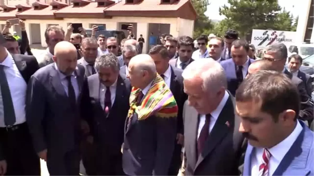 Bahçeli, Ertuğrul Gazi Türbesi\'ni ziyaret ederek "Saygı Nöbeti" değişimini izledi