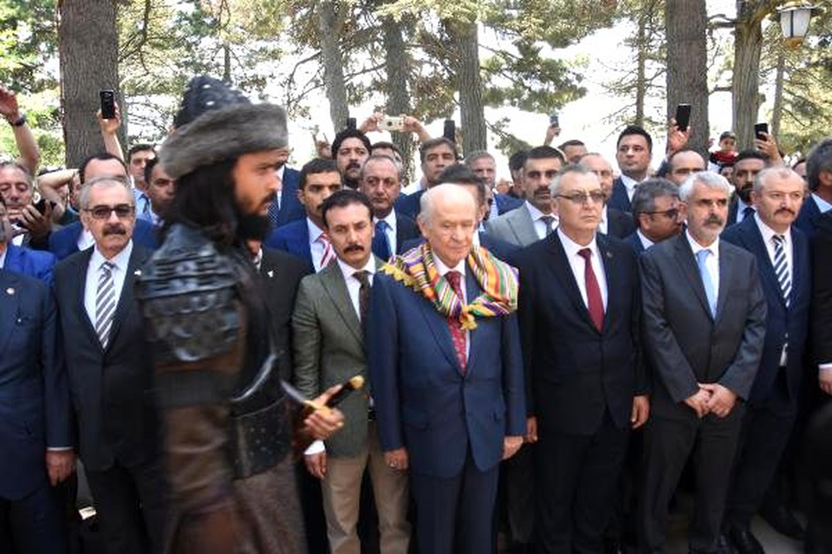 Bahçeli, Söğüt\'te Ertuğrul Gazi Türbesi\'ni ziyaret etti