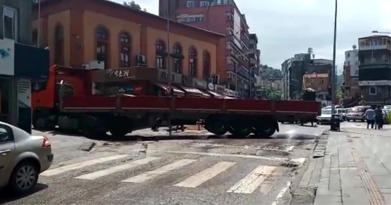 Caddeye çıkmak isteyen tır trafiği bir birine kattı