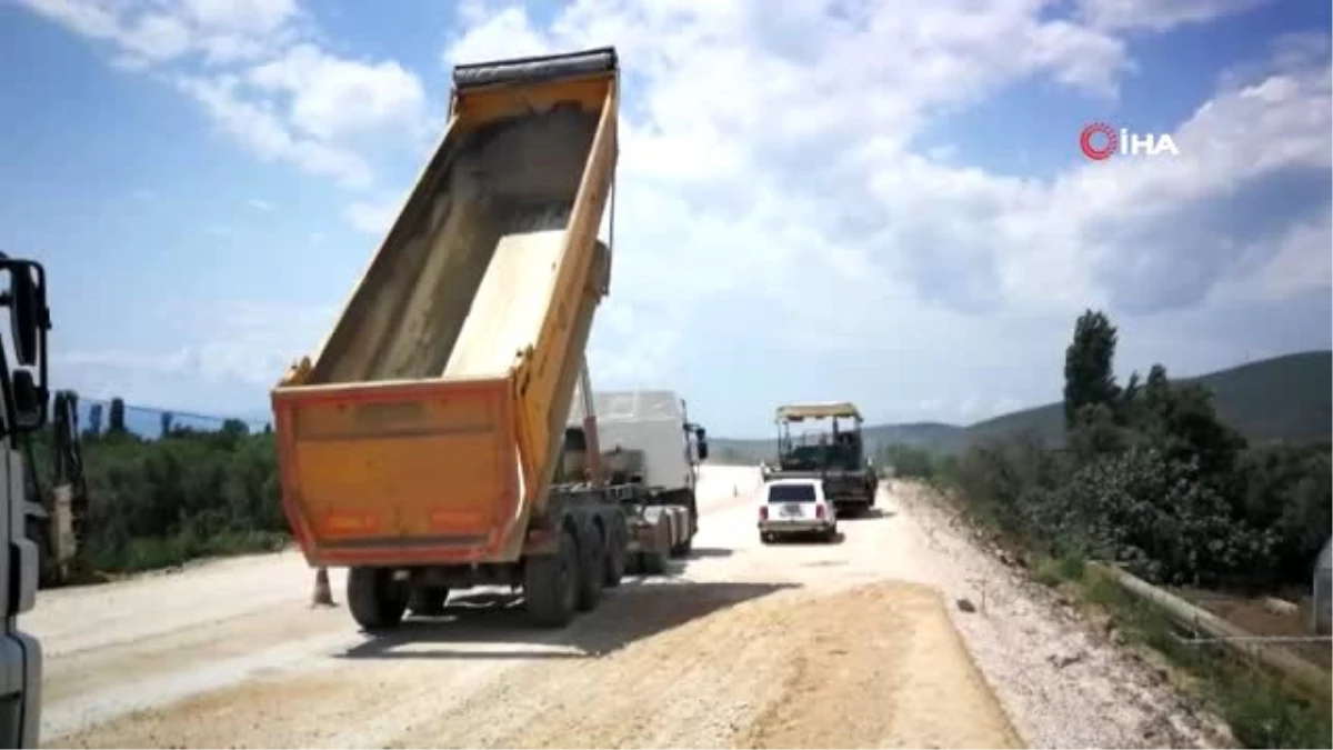 Çiftçinin eylem yaptığı yola iş makineleri girdi