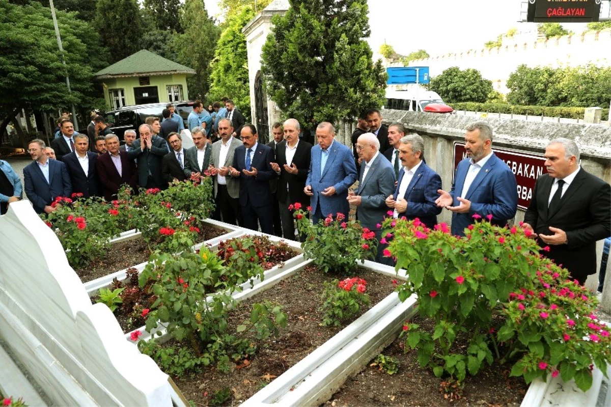 Cumhurbaşkanı Erdoğan, Necmettin Erbakan\'ın kabrini ziyaret ederek dua okudu