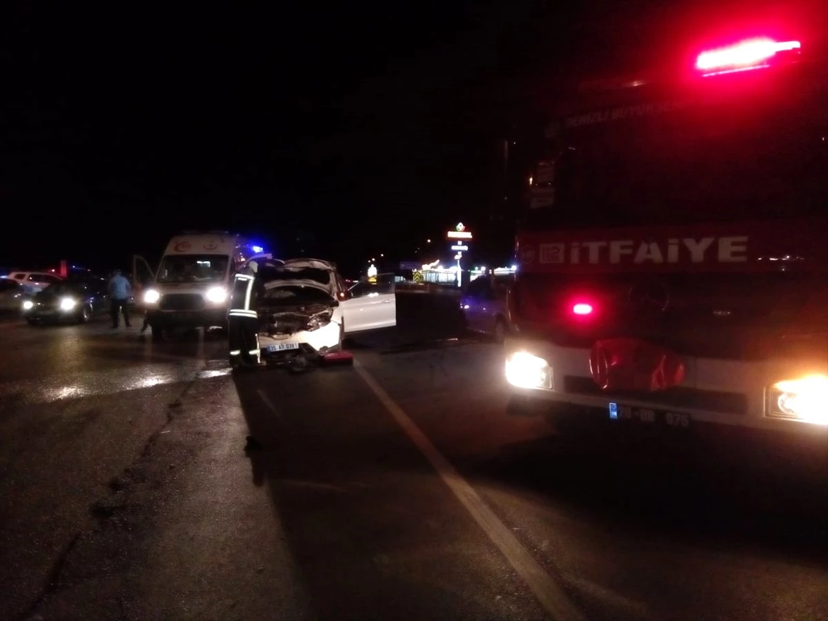 Denizli\'de iki otomobil çarpıştı: 11 yaralı