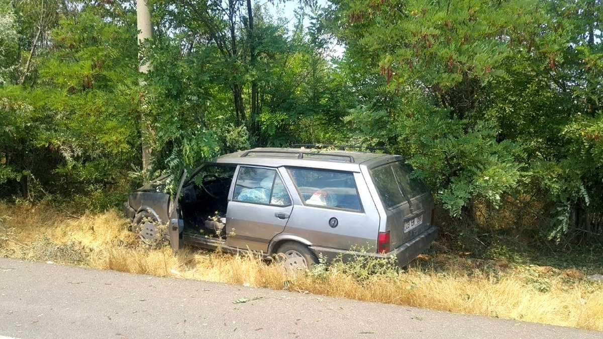 Elazığ\'da otomobil elektrik direğine çaptı: 2 yaralı