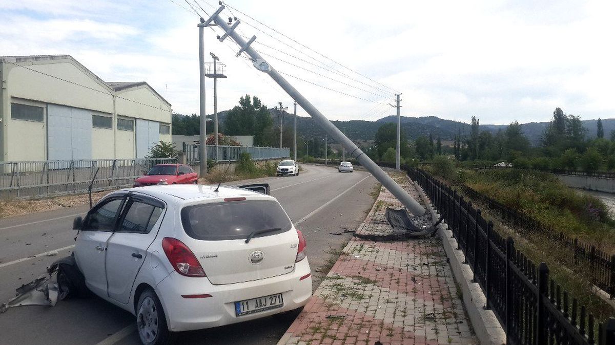 Elektrik direğine çarpmasa dereye uçacaktı