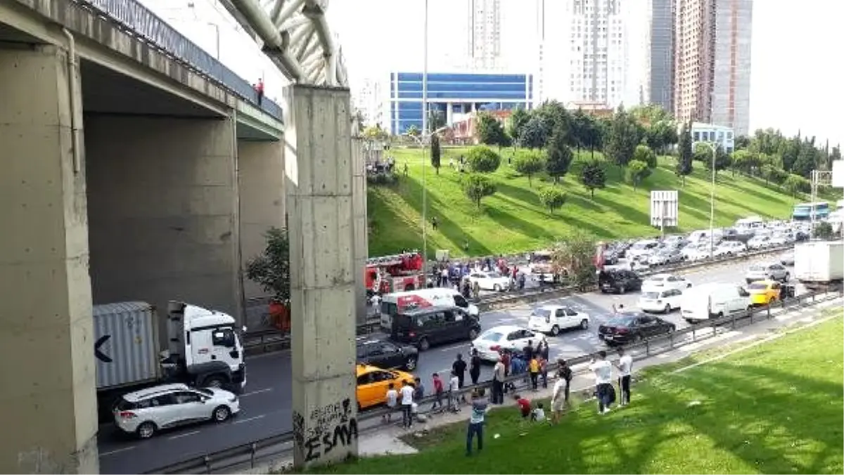 Esenyurt\'ta intihar girişimi; Trafik durduruldu, yüzlerce kişi seyretti