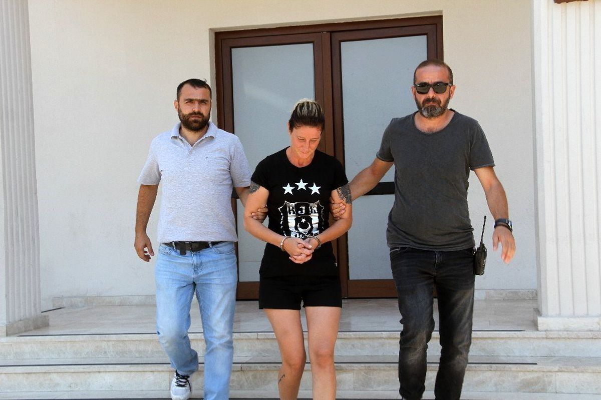 Evleri soyup tatile başladı, plajda güneşlenirken yakalandı