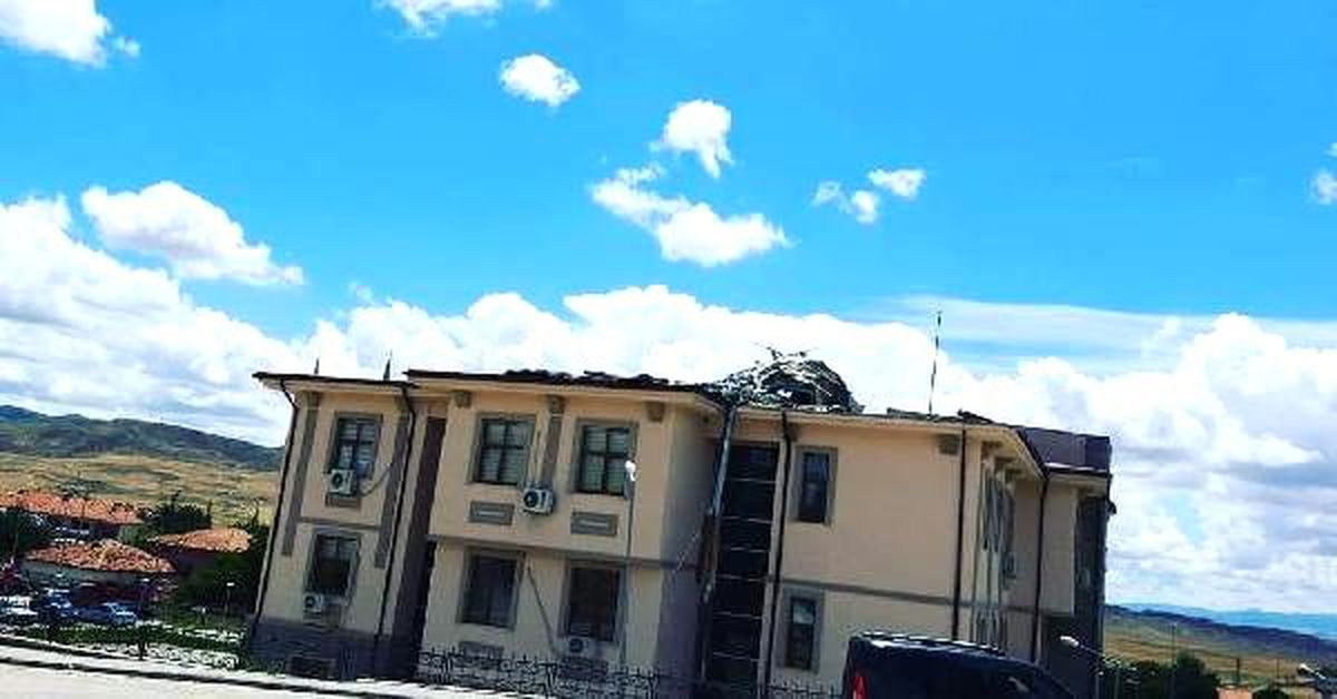Fırtına, kaymakamlık binasının çatısını uçurdu