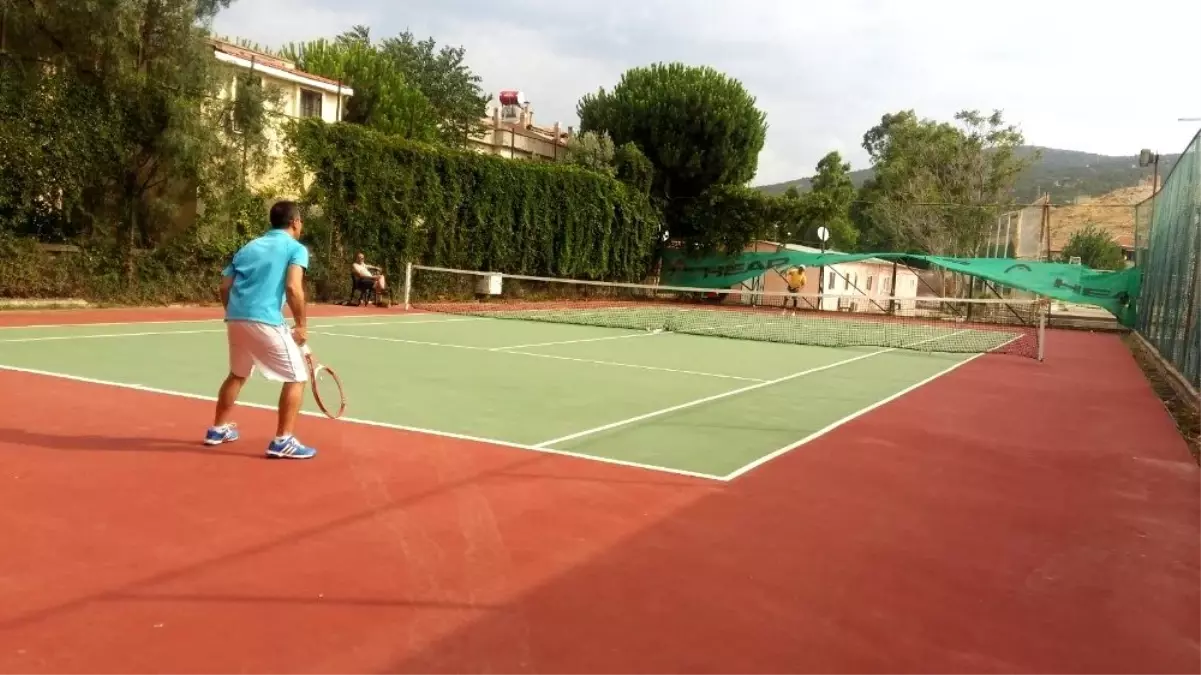 Foça\'da 15 Temmuz kapsamında tenis turnuvası