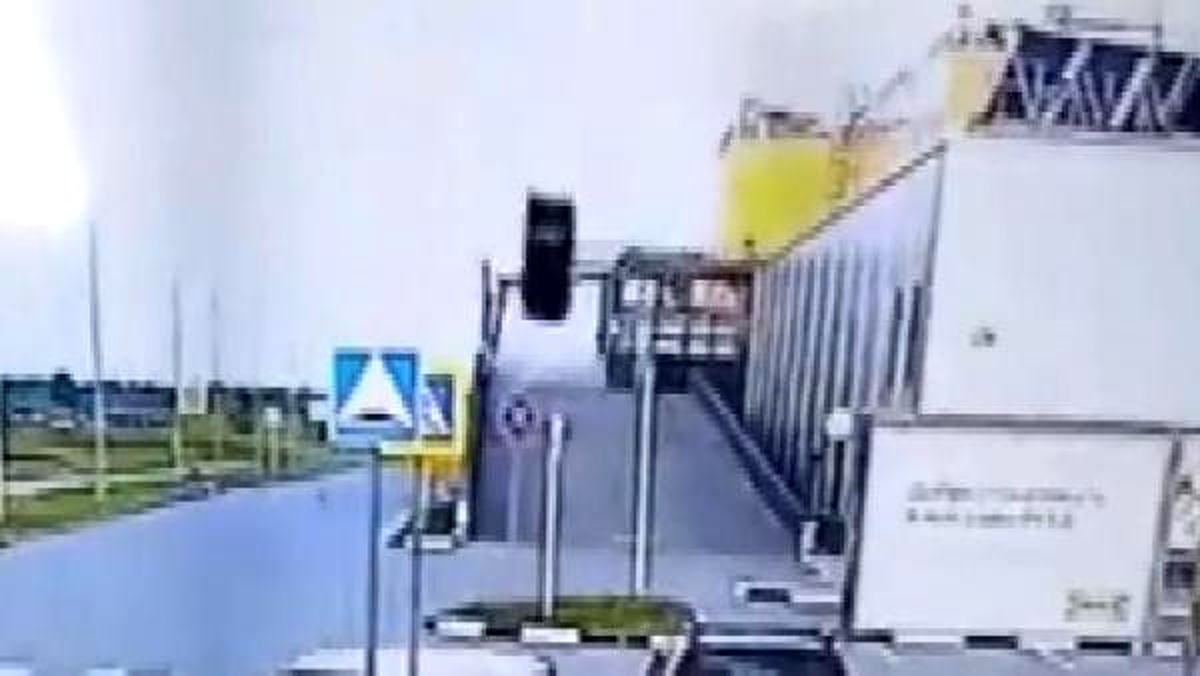 Havalı bariyere çarpan otomobil taklalar attı