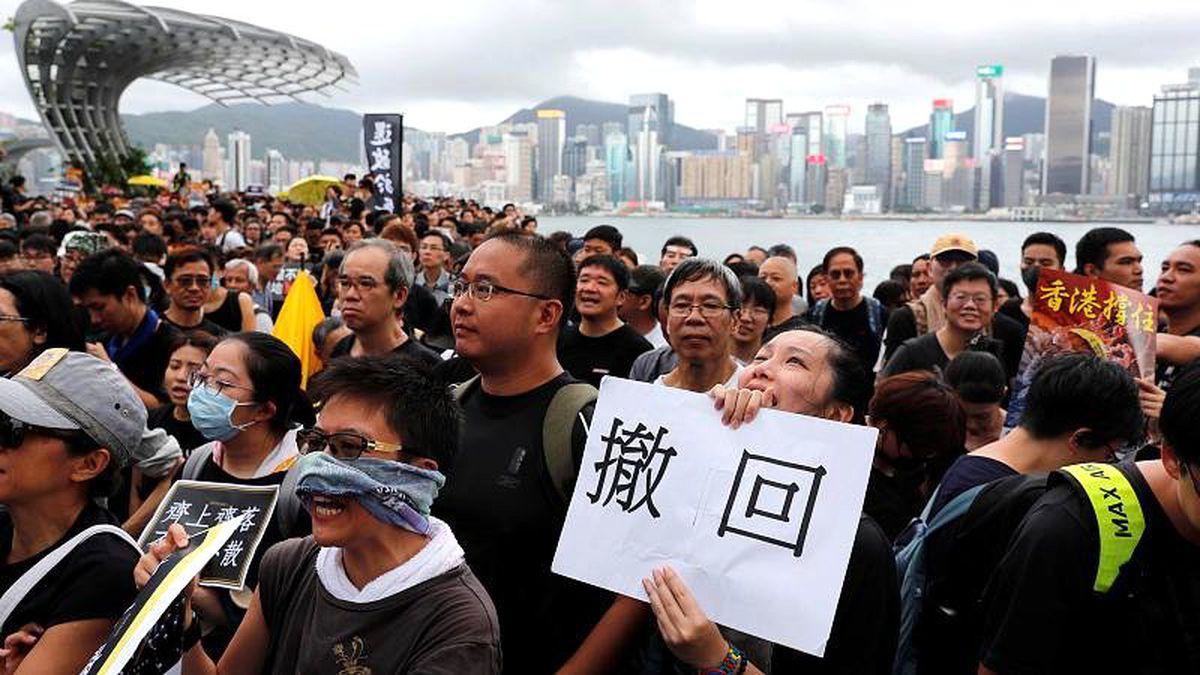 Hong Konglu protestocular Çinli \'paralel\' tüccarları hedef aldı