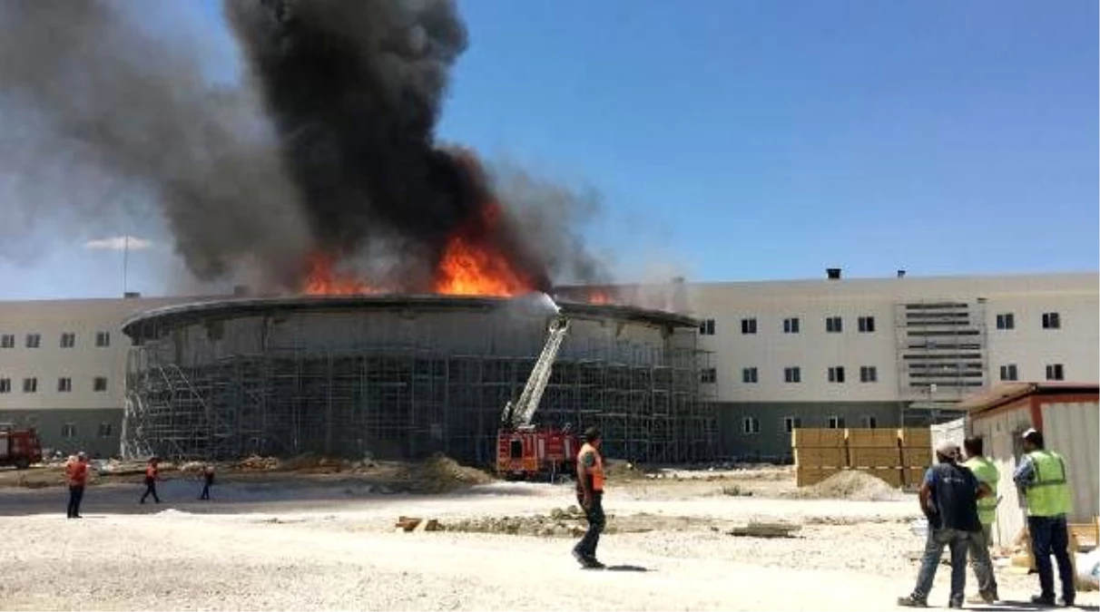 Kara Havacılık Okulu\'nda inşaatı süren binada yangın