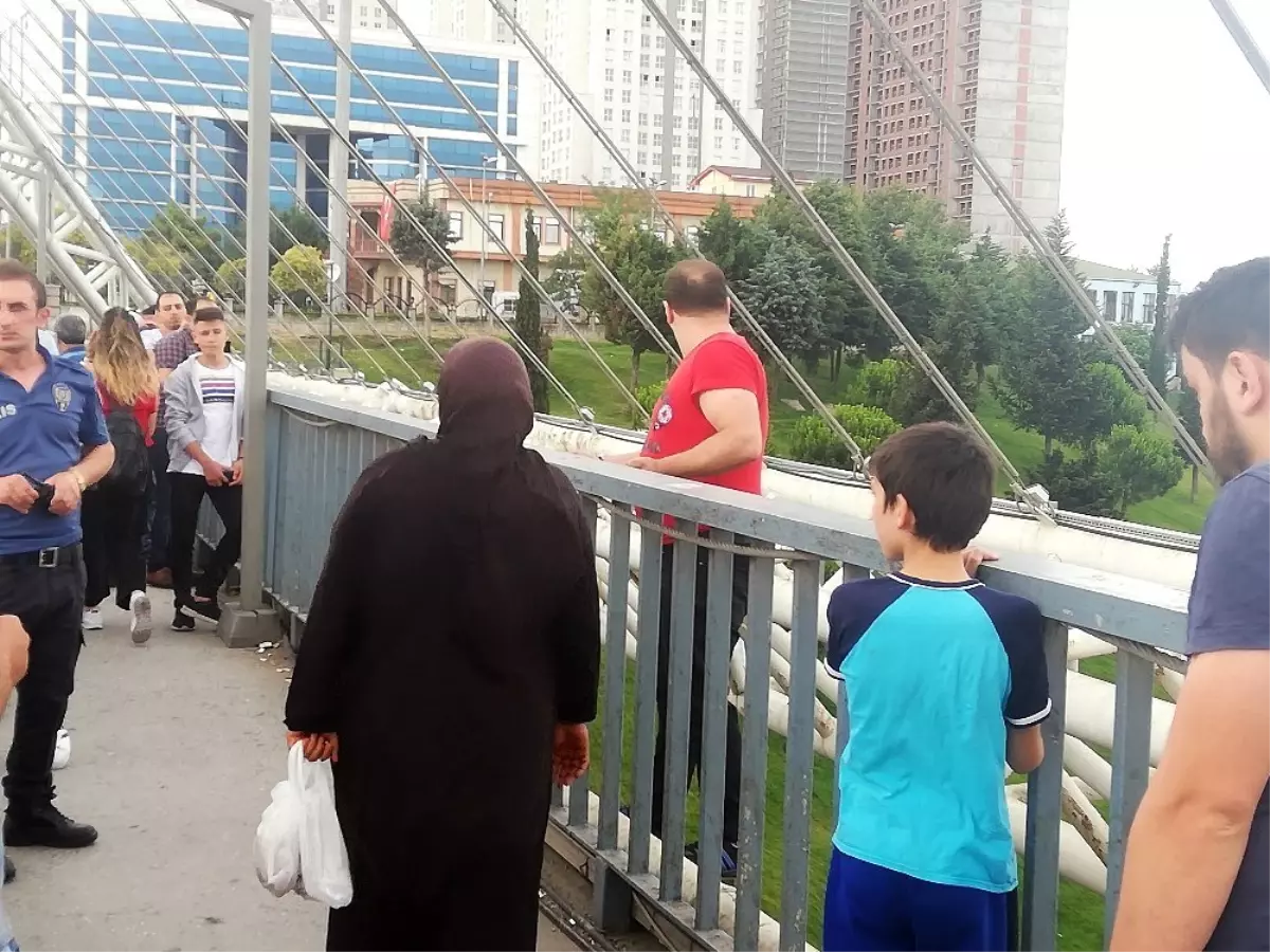 Kendisine bağıran şoförle kavga etmek için intihar etmek için çıktığı korkuluklardan indi