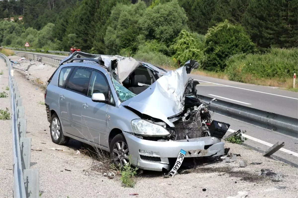 Kontrolden çıkan otomobil refüje uçtu: 1 ölü, 5 yaralı